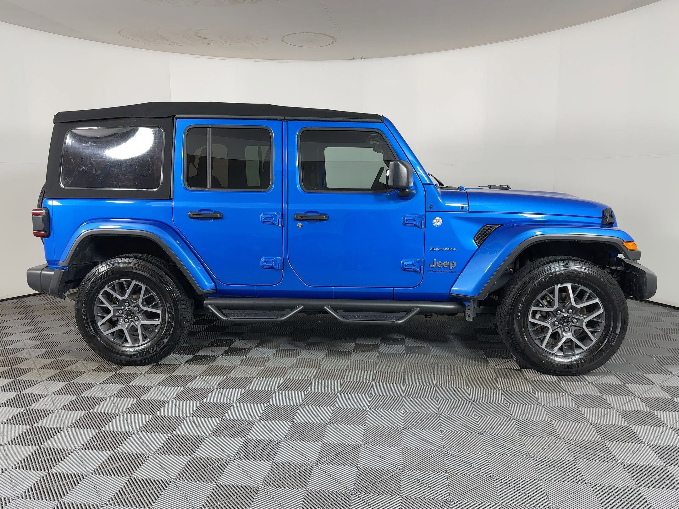 Used 2024 Jeep Wrangler Sahara w/ Technology Group image 7