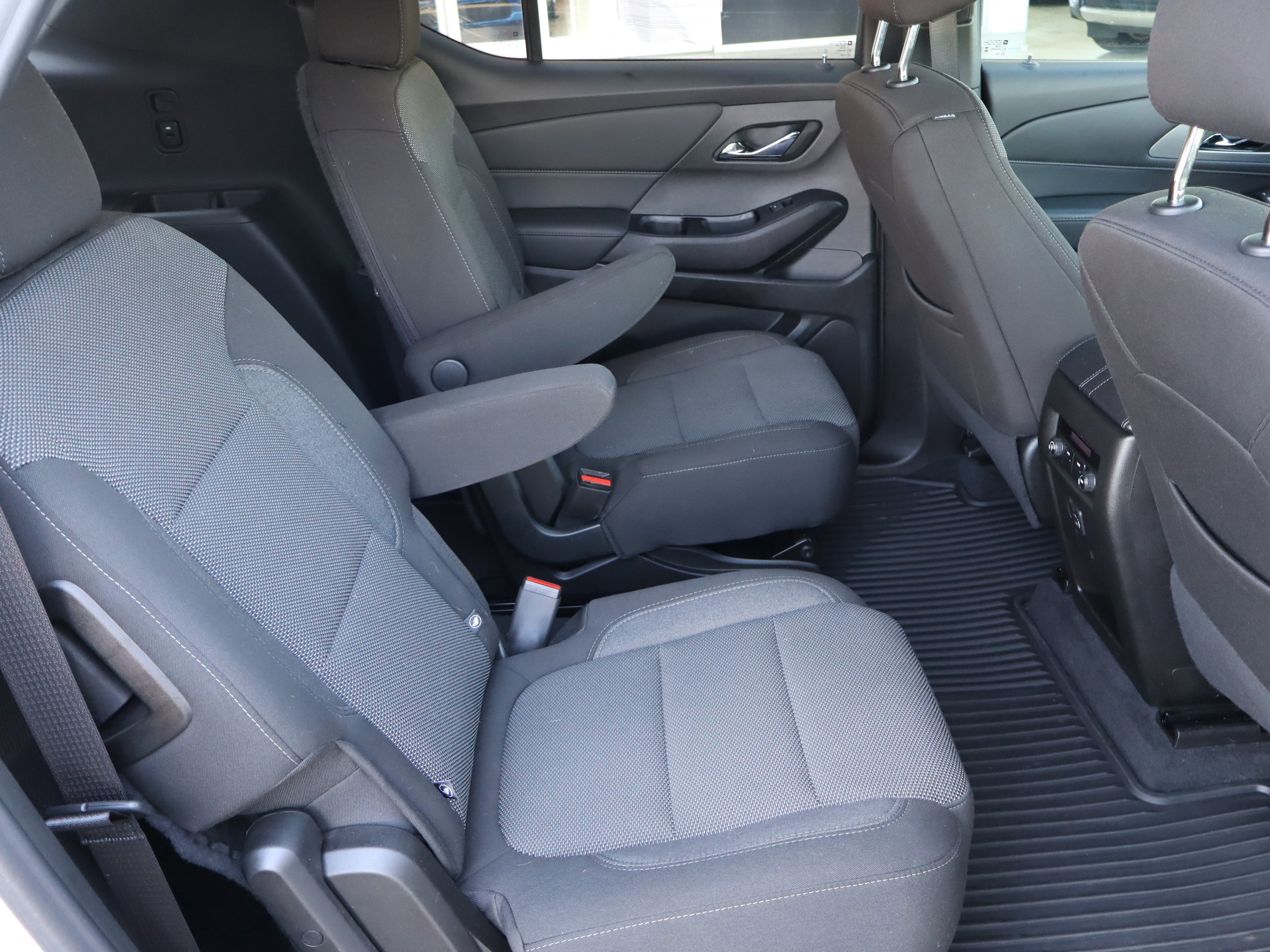 Used 2023 Chevrolet Traverse LT FWD image 35