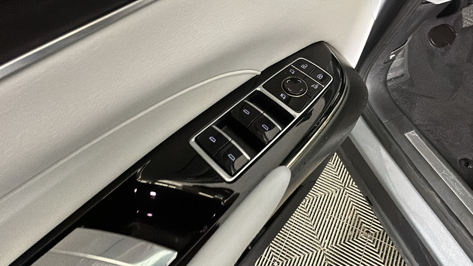 Used 2024 Cadillac Lyriq Luxury AWD/4WD image 13