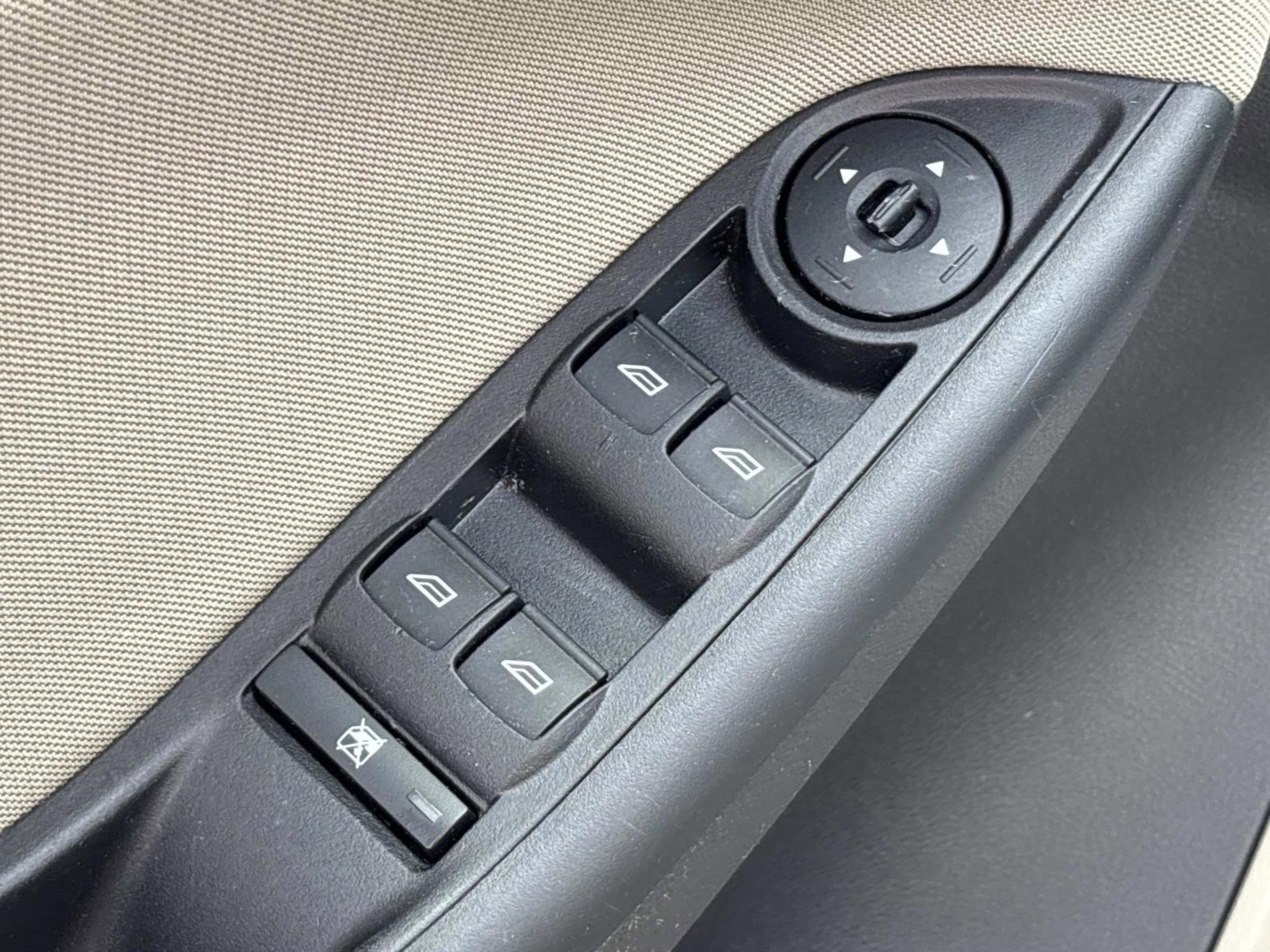 Used 2015 Ford Focus SE FWD image 21