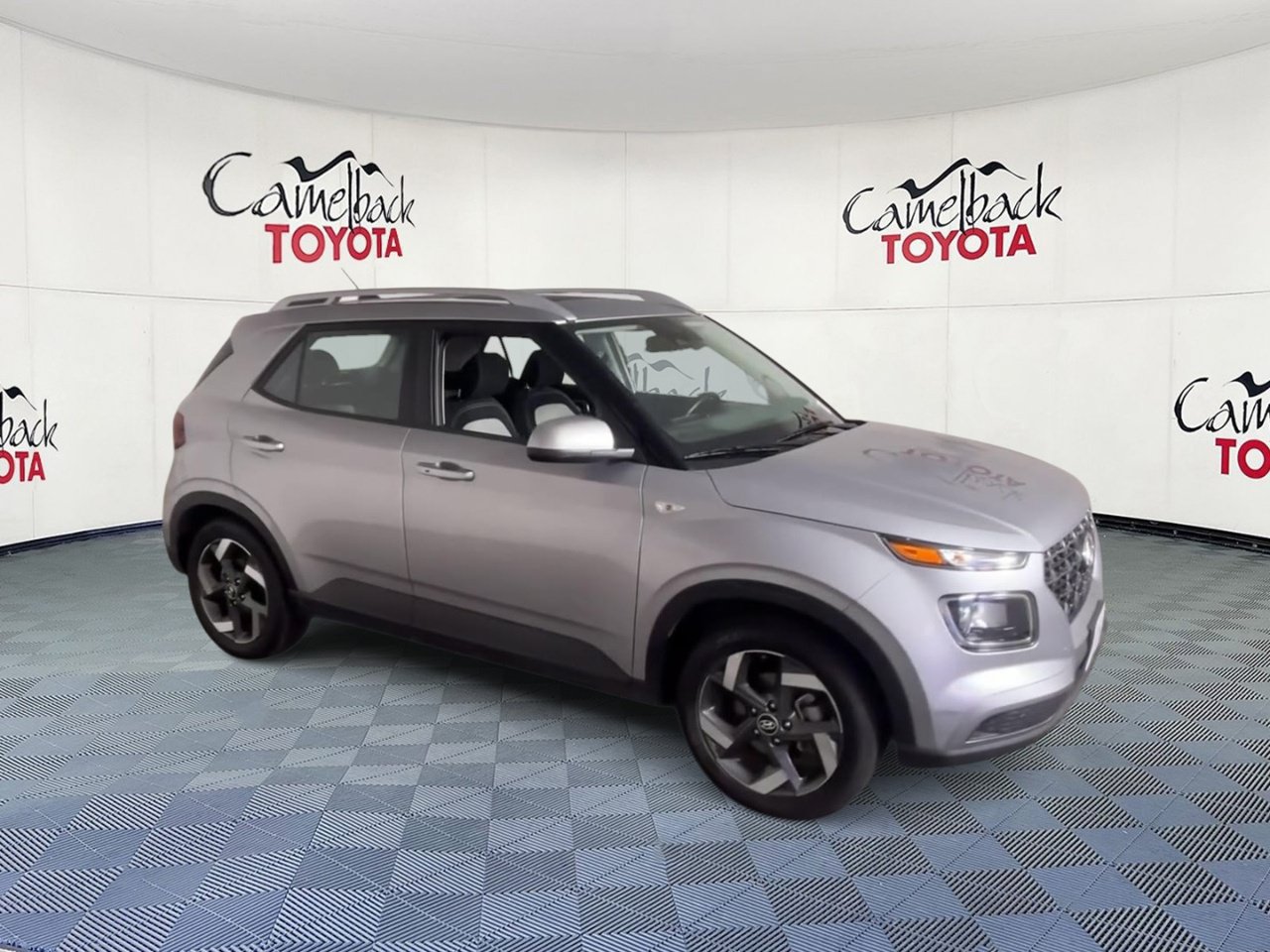 Used 2025 Hyundai Venue SEL FWD image 2
