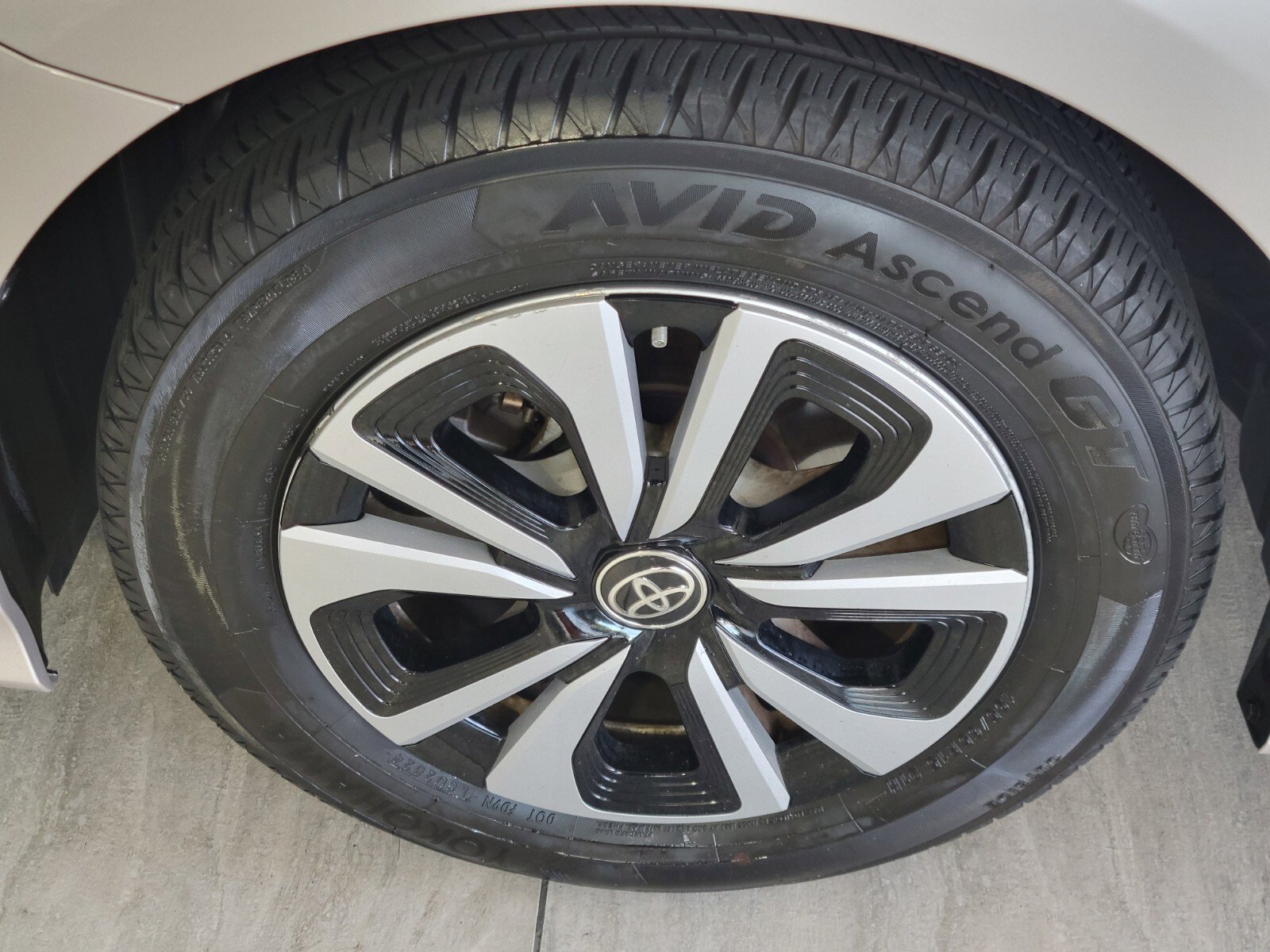 Used 2018 Toyota Prius Prime Premium w/ Carpet Mat Package FWD image 9