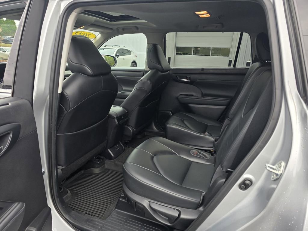 Used 2022 Toyota Highlander XLE image 23