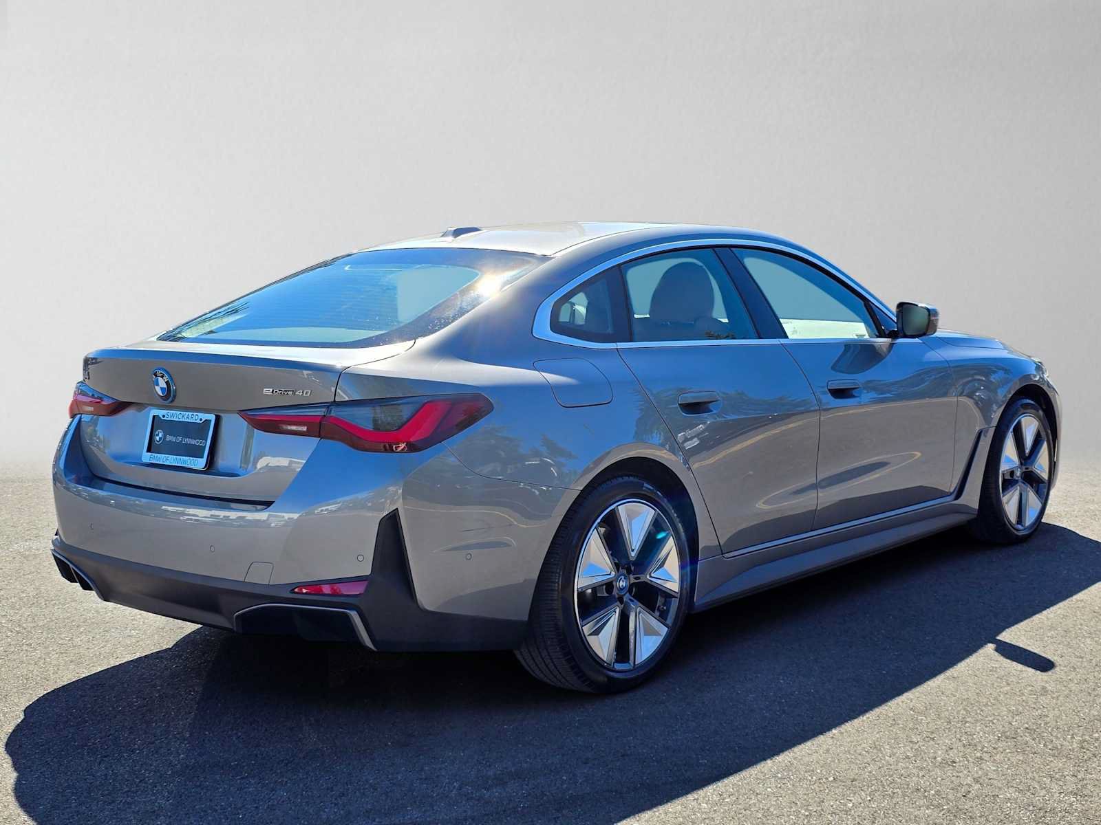 Used 2023 BMW i4 eDrive40 RWD image 3