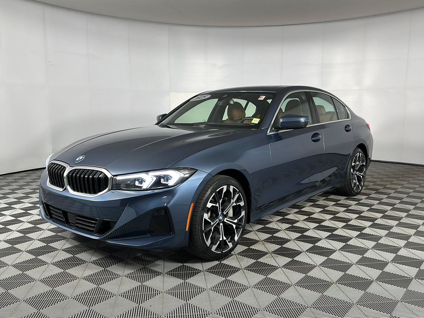 Used 2025 BMW 330i xDrive Sedan w/ Premium Package AWD/4WD image 7