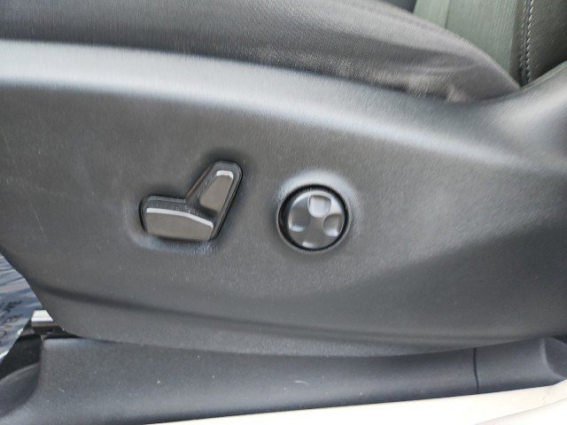 Used 2023 Chrysler Voyager LX image 12