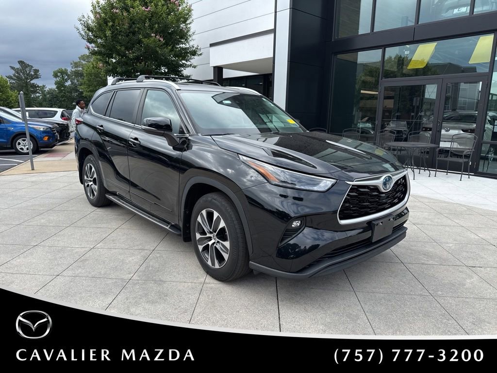 Used 2023 Toyota Highlander XLE AWD/4WD image 1