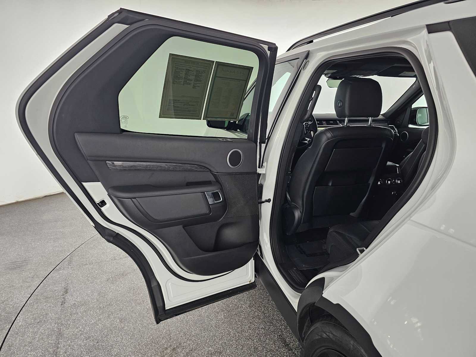 Used 2017 Land Rover Discovery HSE AWD/4WD image 17