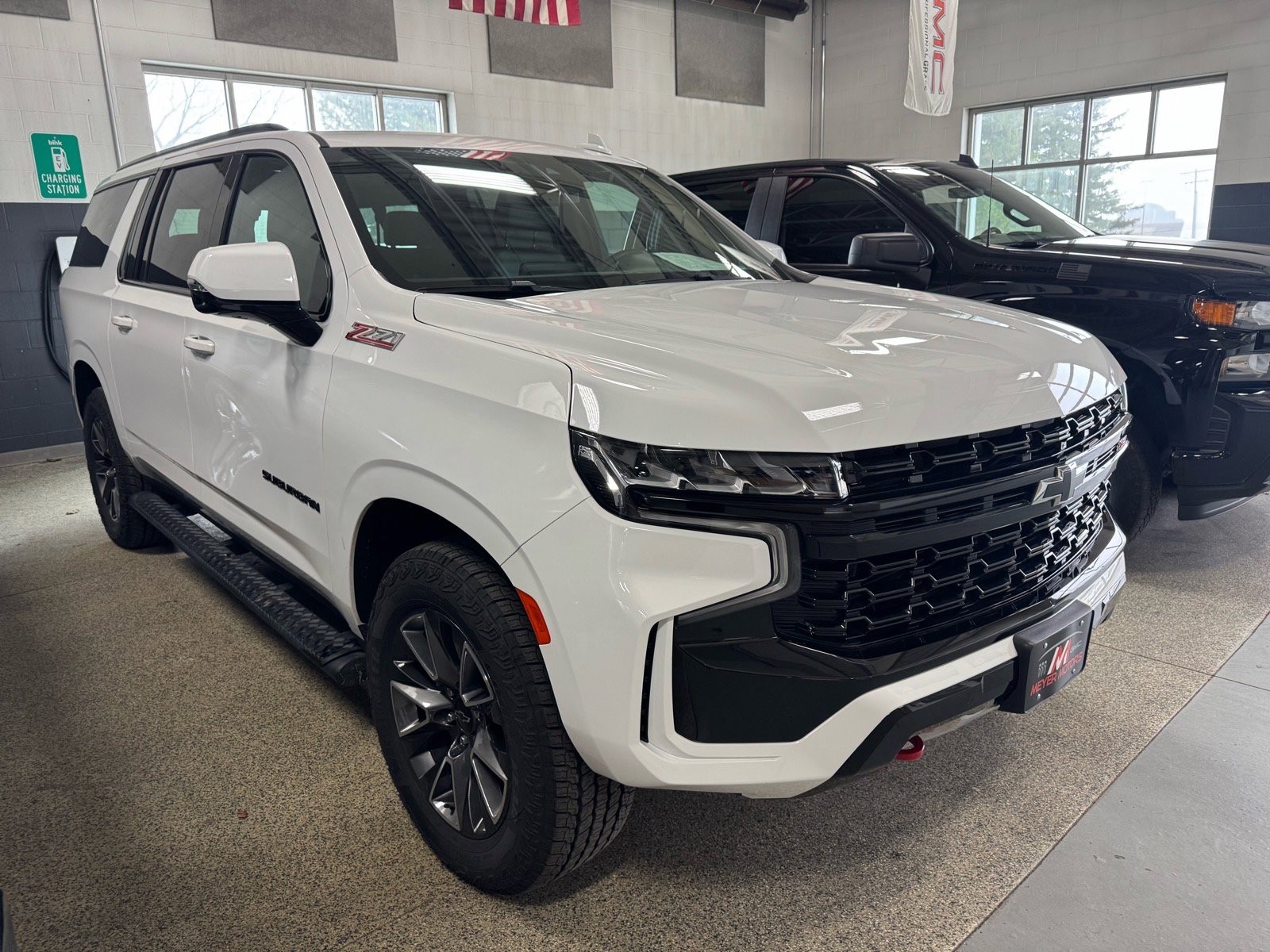 Used 2023 Chevrolet Suburban Z71 w/ Luxury Package AWD/4WD image 3