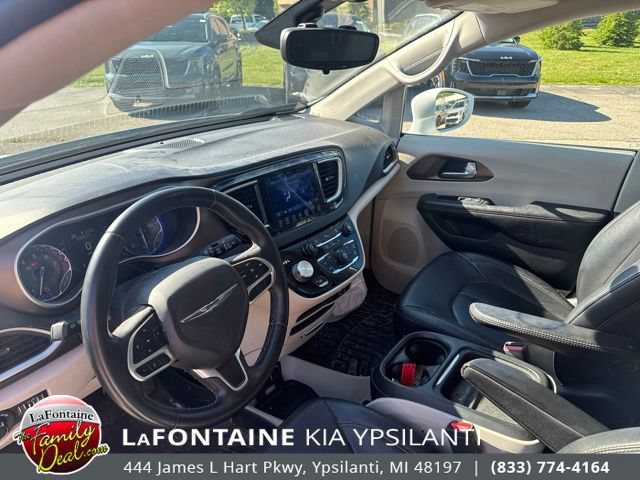 Used 2017 Chrysler Pacifica Touring-L FWD image 9