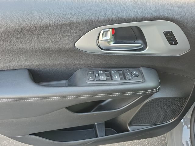 Used 2025 Chrysler Pacifica Limited FWD image 14