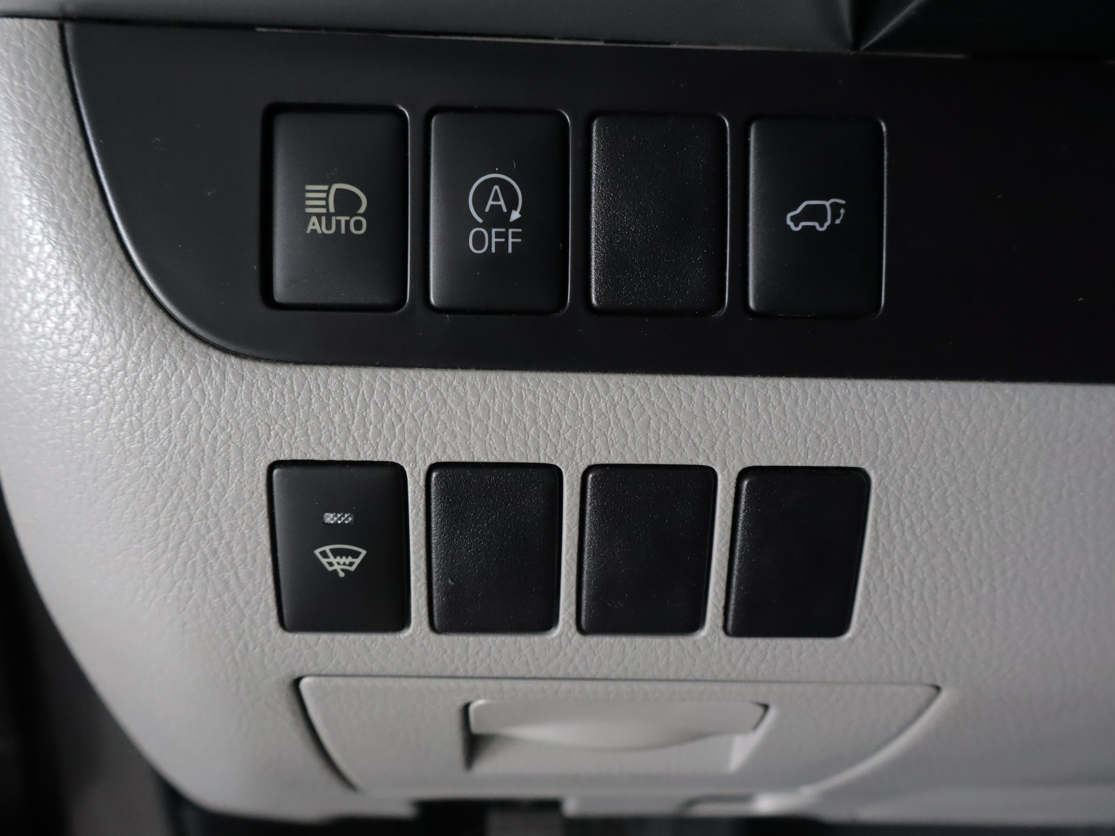 Used 2018 Toyota Highlander Plus AWD/4WD image 19