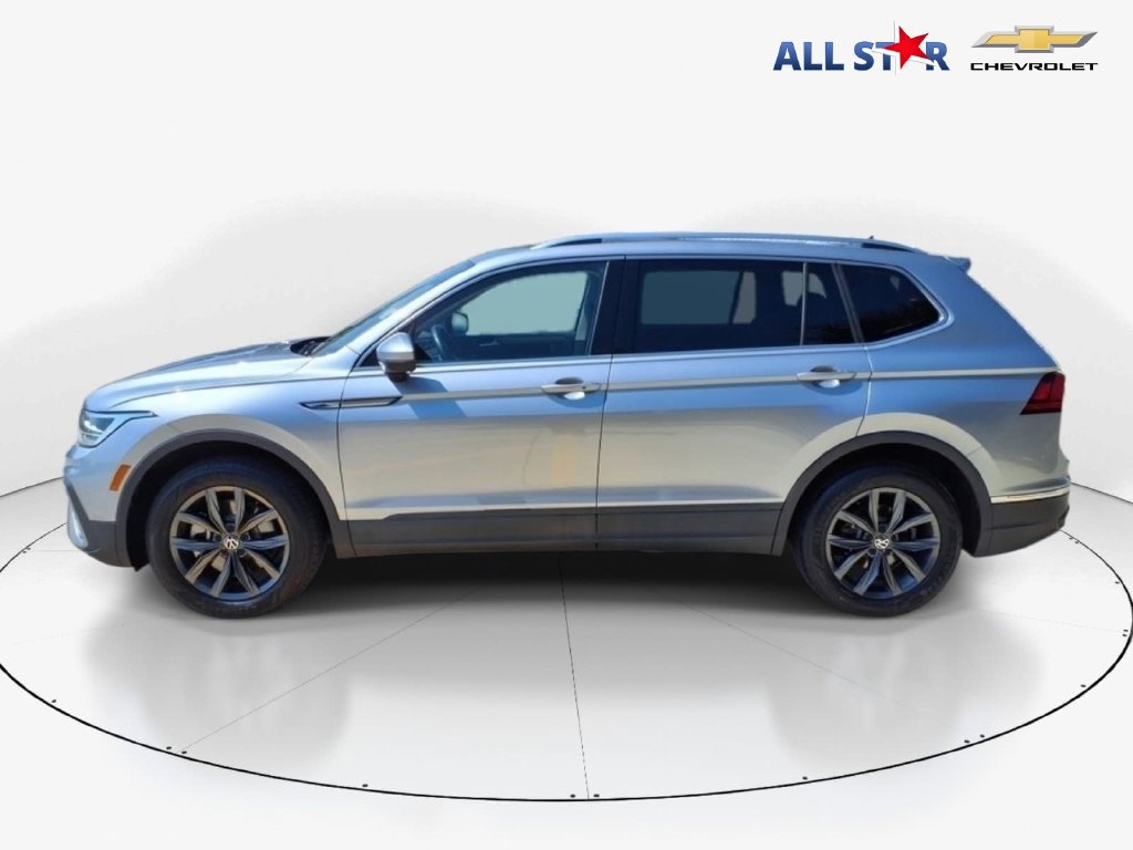 Used 2023 Volkswagen Tiguan SE w/ Panoramic Sunroof Package FWD image 9