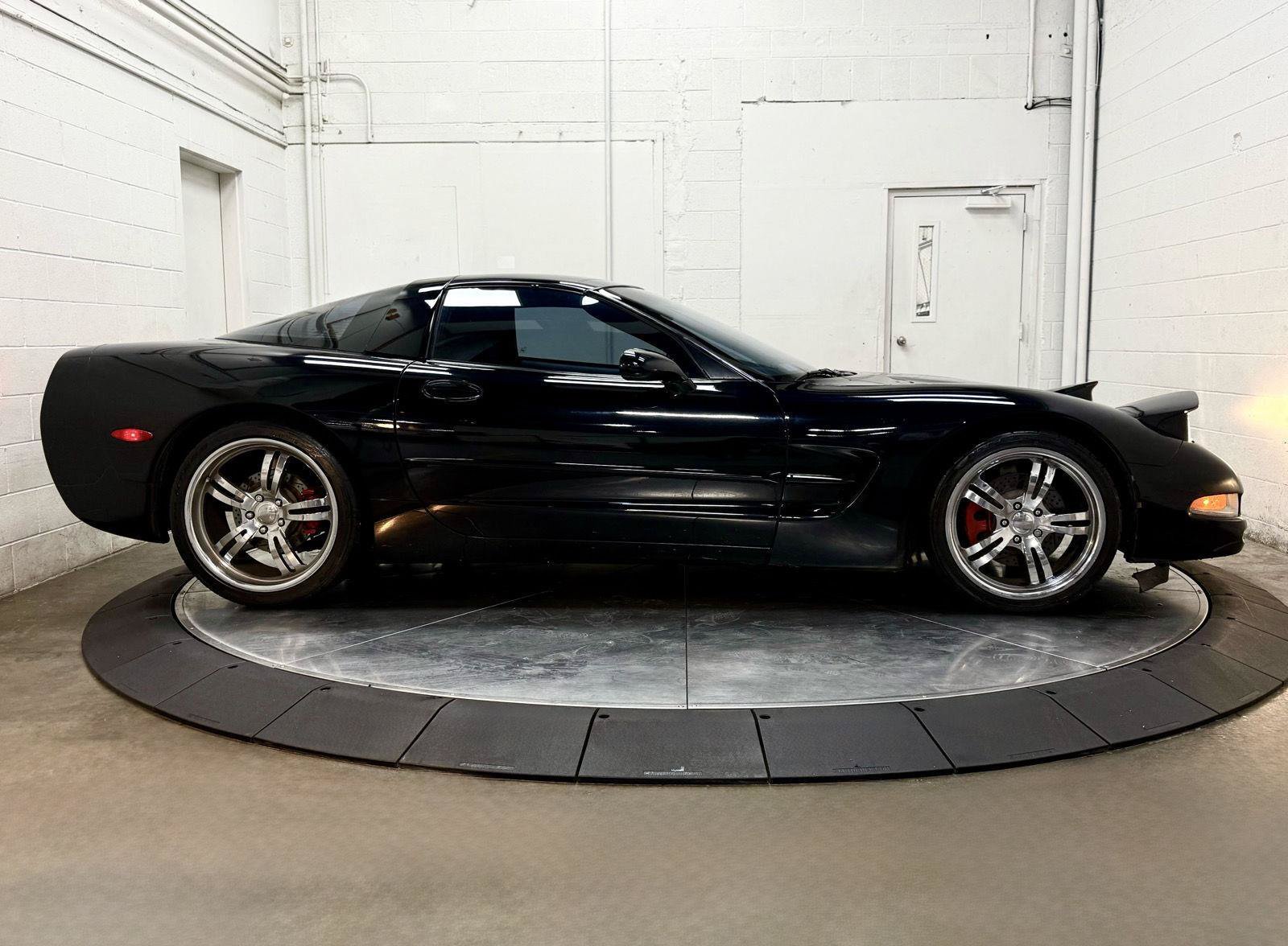 Used 2004 Chevrolet Corvette Coupe w/ Preferred Equipment Group RWD image 8