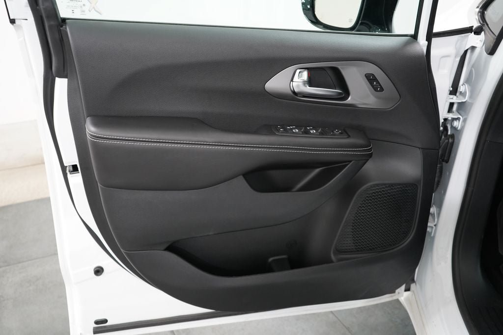 New 2026 Chrysler Pacifica Select FWD image 18