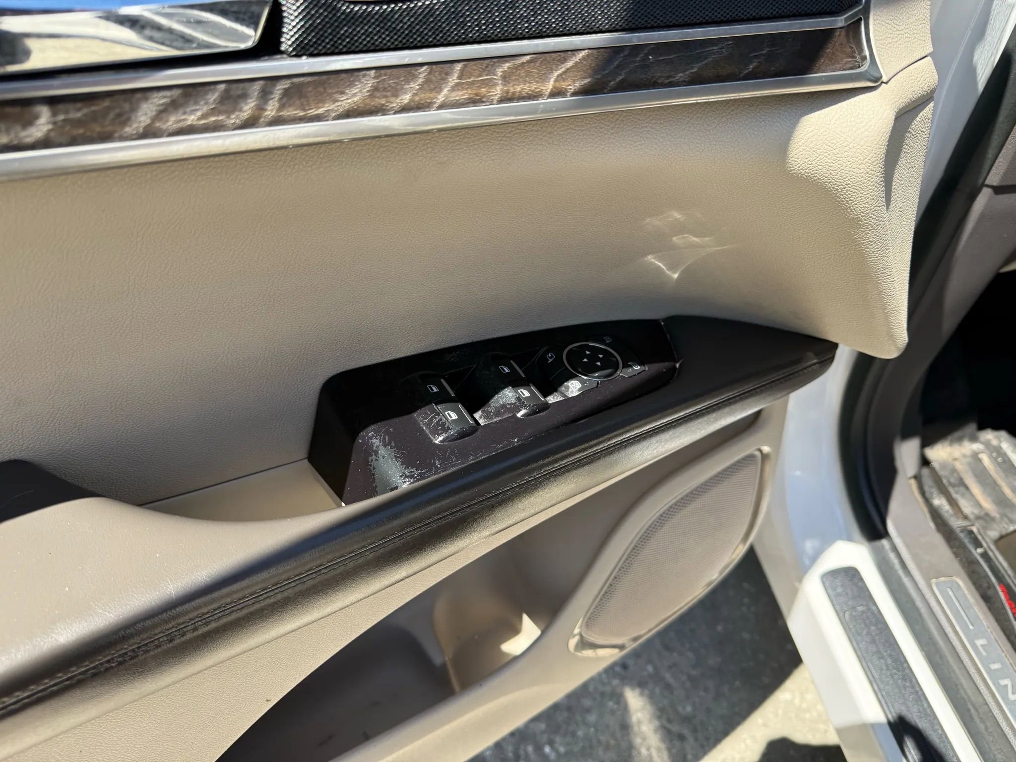 Used 2017 Lincoln MKX Reserve w/ Enhanced Security Package image 17