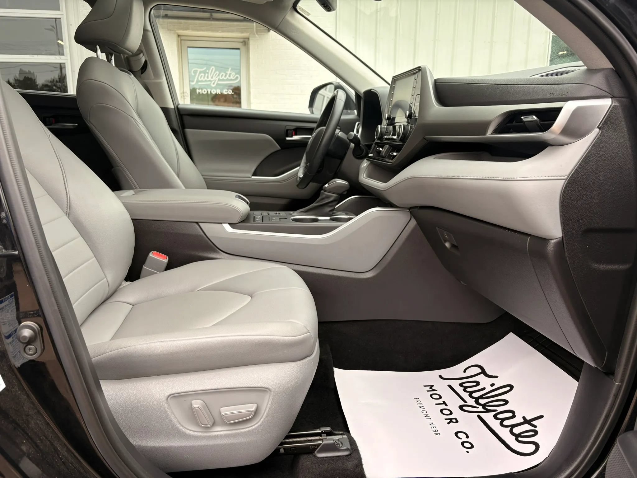 Used 2021 Toyota Highlander XLE AWD/4WD image 13