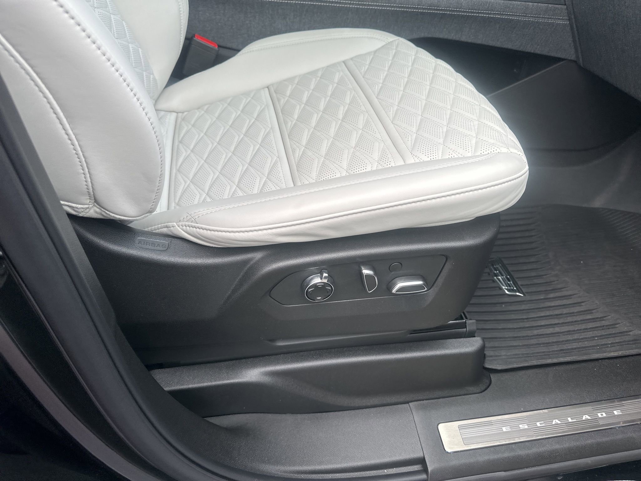 Used 2026 Cadillac Escalade Platinum Sport w/ LPO, ONYX Package AWD/4WD image 28