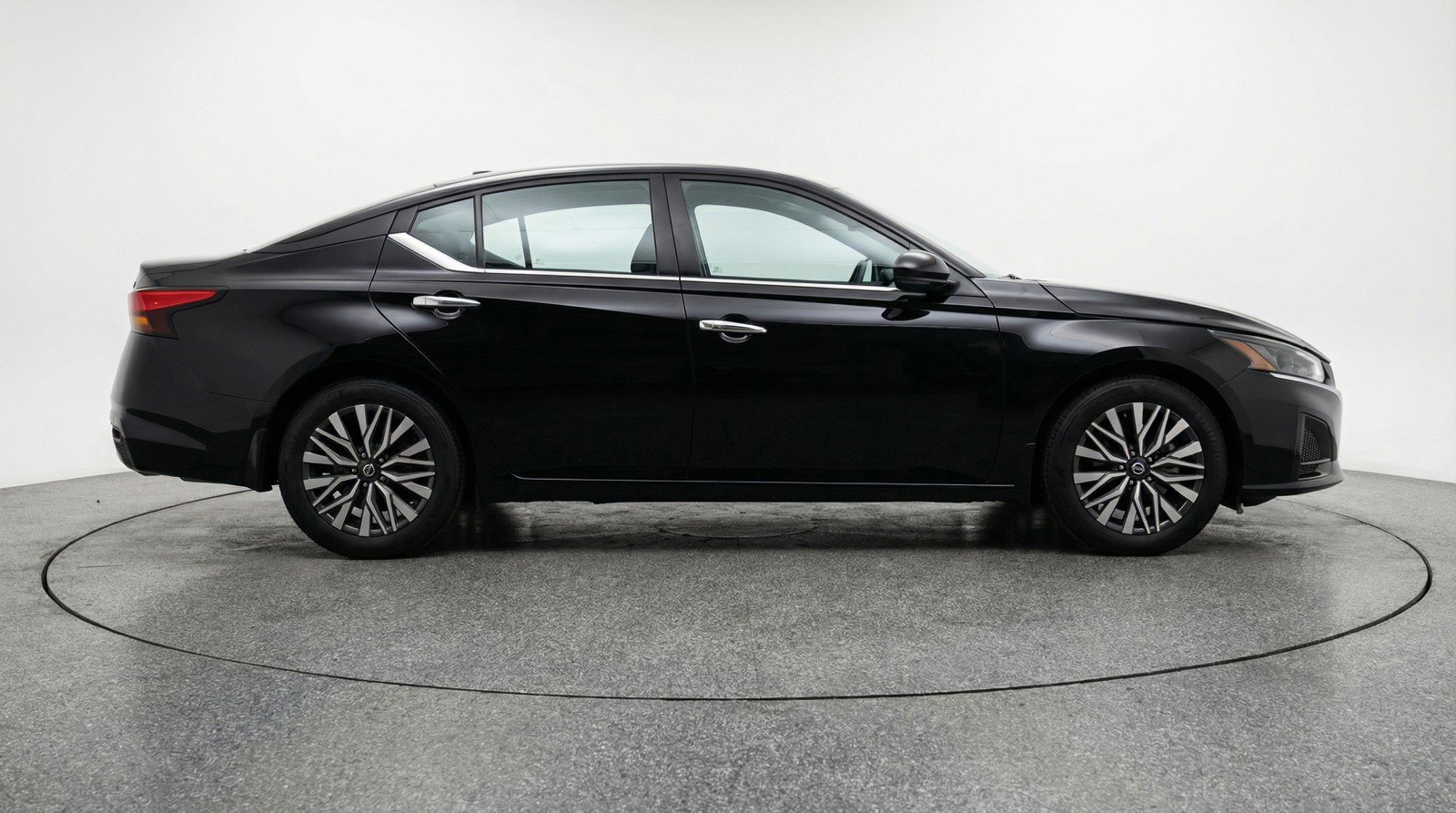 Used 2025 Nissan Altima 2.5 SV FWD image 11