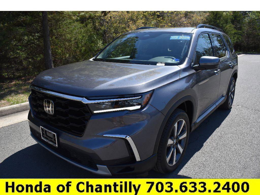 Used 2025 Honda Pilot Touring image 3