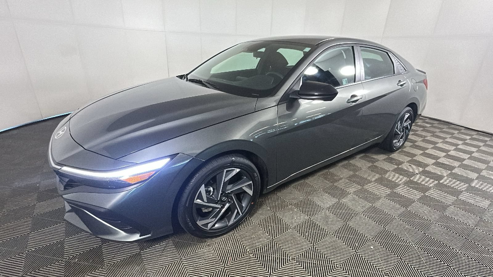 Used 2025 Hyundai Elantra SEL FWD image 9