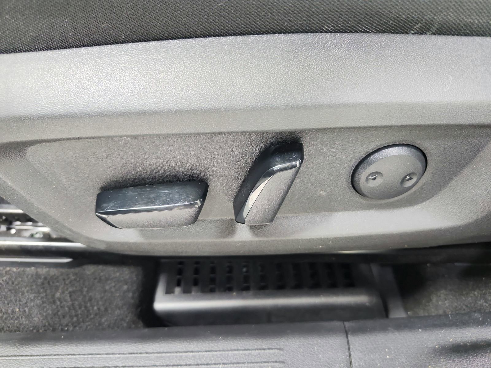 Used 2023 Nissan Rogue SV AWD/4WD image 12