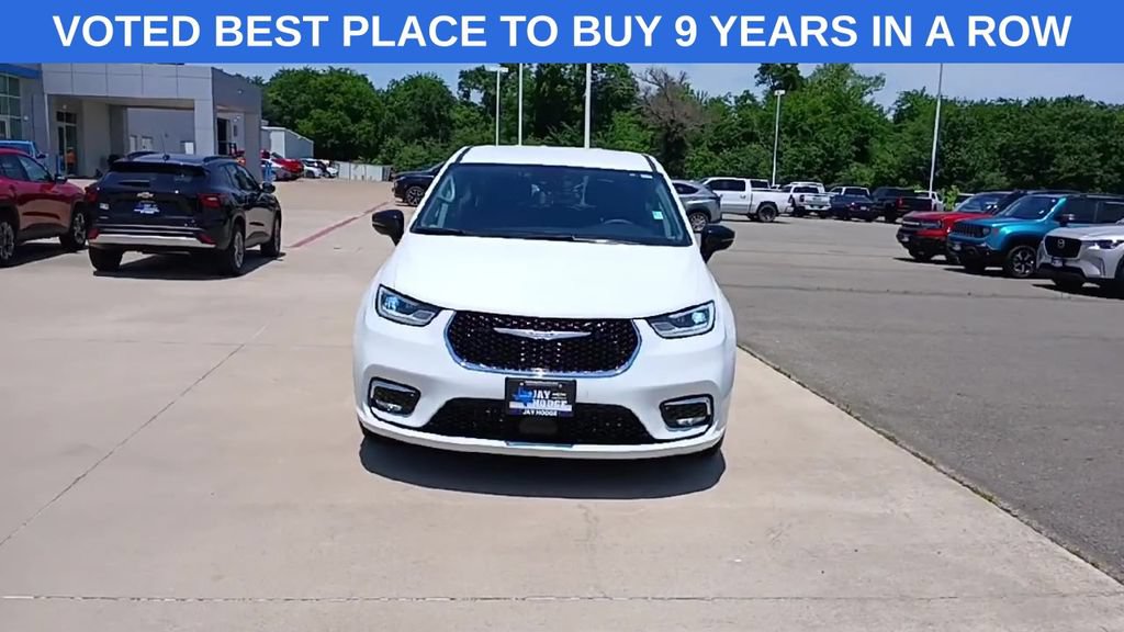 Used 2024 Chrysler Pacifica Touring-L FWD image 3