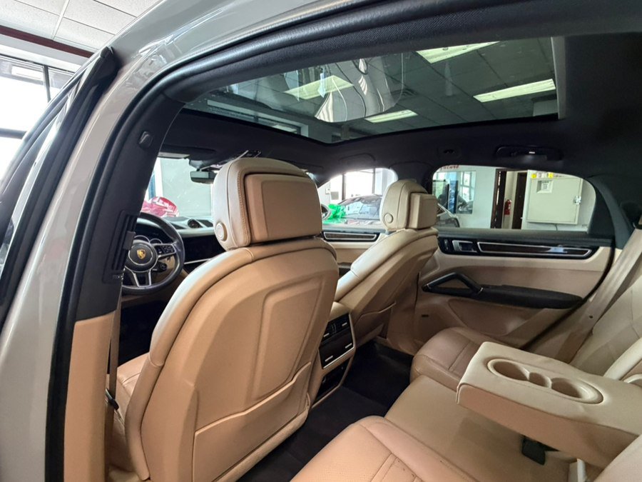 Used 2023 Porsche Cayenne Platinum Edition AWD/4WD image 31