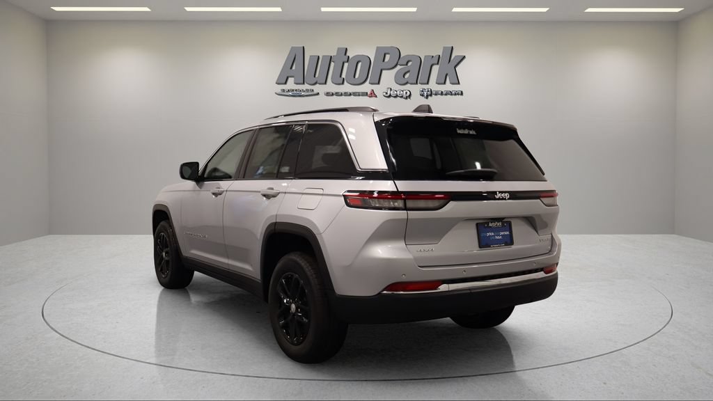 Used 2026 Jeep Grand Cherokee Laredo w/ Trailer Tow Package AWD/4WD image 8