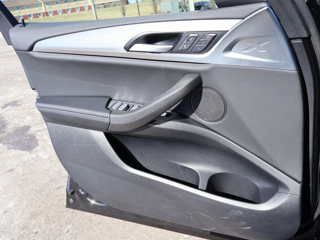 Certified 2025 BMW X4 xDrive30i AWD/4WD image 40