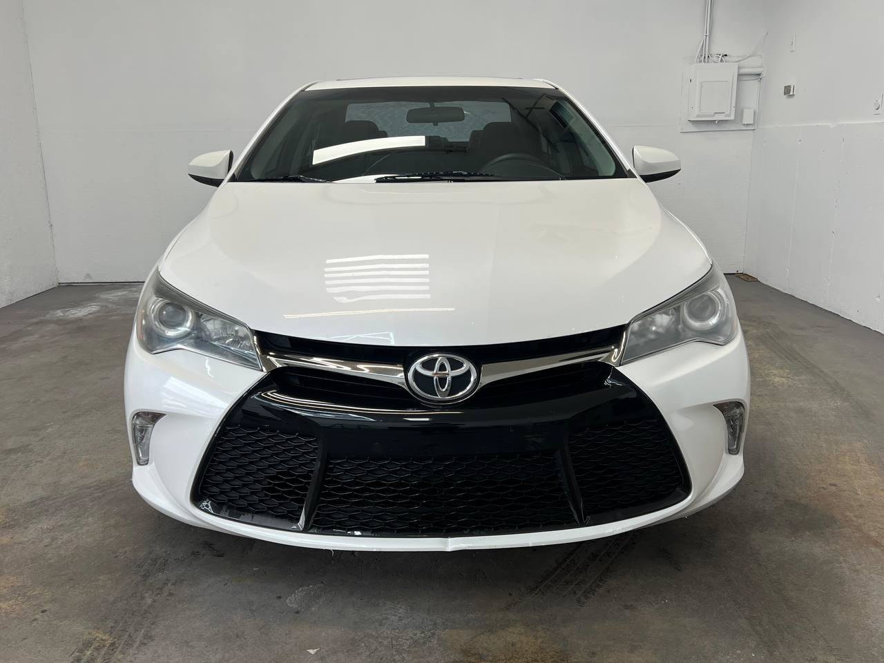 Used 2015 Toyota Camry XSE w/ Moonroof Package FWD image 2