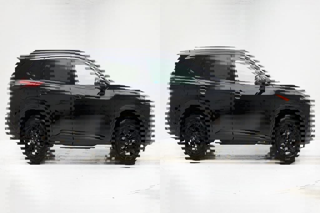 Used 2023 Nissan Rogue SV w/ SV Premium Package image 3