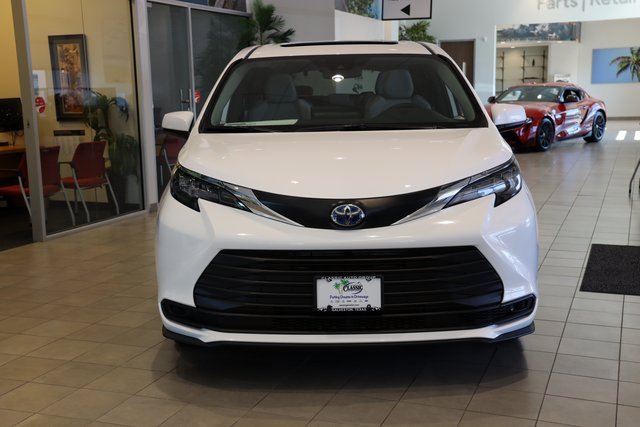 New 2025 Toyota Sienna LE image 2