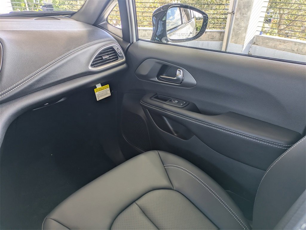 New 2026 Chrysler Pacifica Select image 18