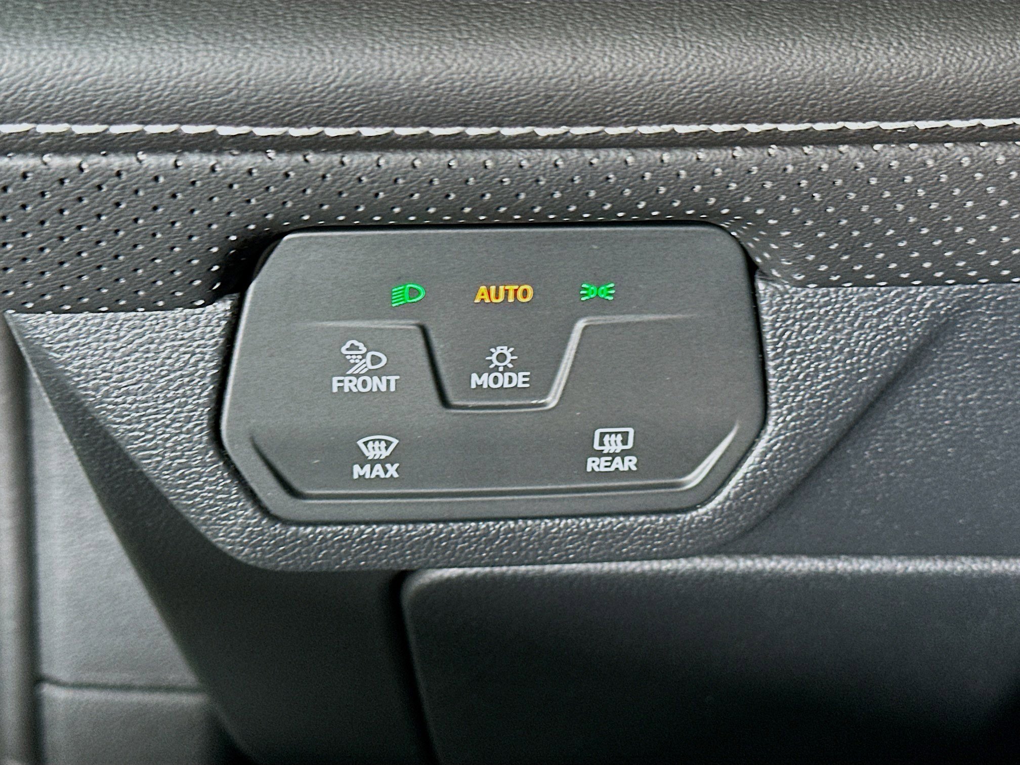 Used 2025 Volkswagen Atlas SE image 16