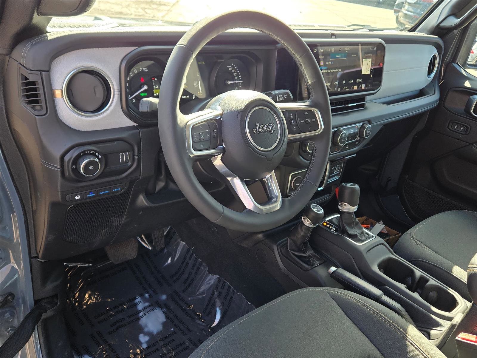 Used 2025 Jeep Wrangler Sahara AWD/4WD image 18