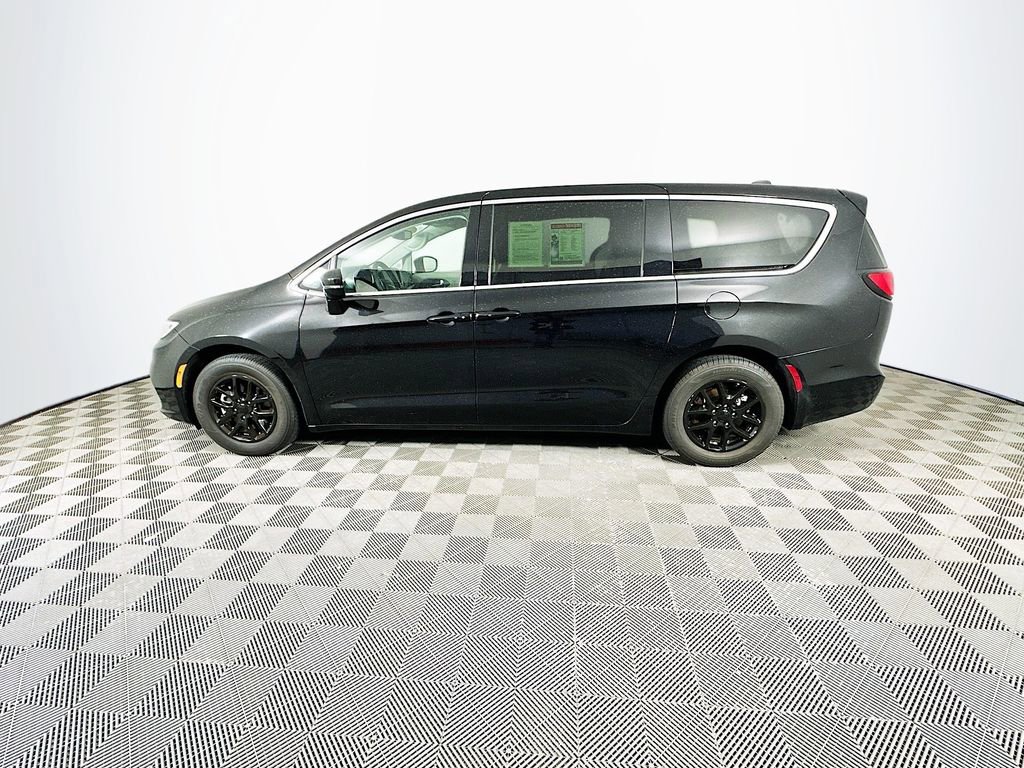 Certified 2024 Chrysler Pacifica Touring-L image 6