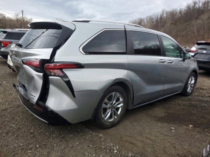 Used 2024 Toyota Sienna Limited image 5