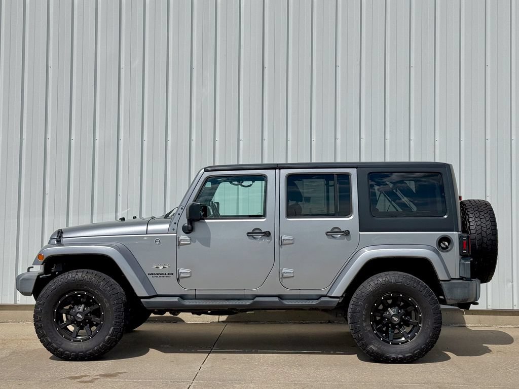 Used 2017 Jeep Wrangler Unlimited Sahara AWD/4WD image 3