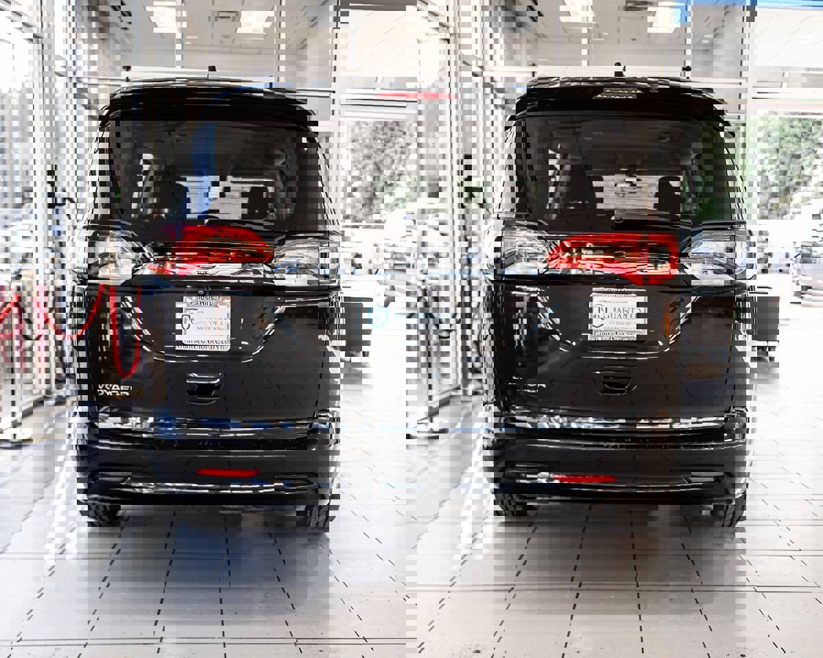 Used 2022 Chrysler Voyager LX image 14