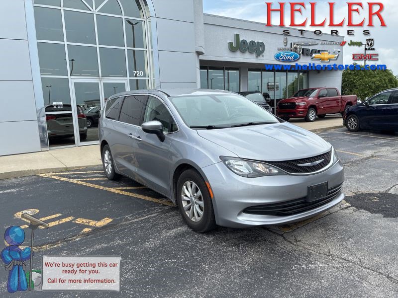 Used 2017 Chrysler Pacifica Touring w/ Tire & Wheel Group FWD image 1