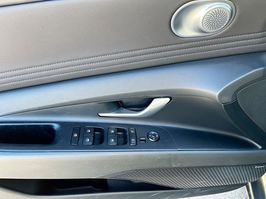 Used 2025 Hyundai Elantra Limited FWD image 18