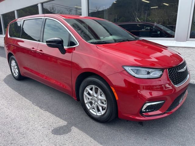 Used 2025 Chrysler Pacifica Select FWD image 2