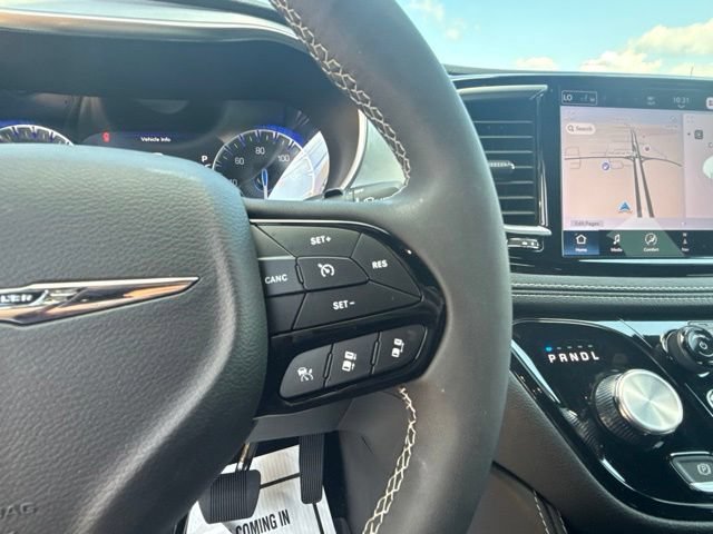 Used 2025 Chrysler Pacifica Limited w/ Uconnect Theater Family Group FWD image 19