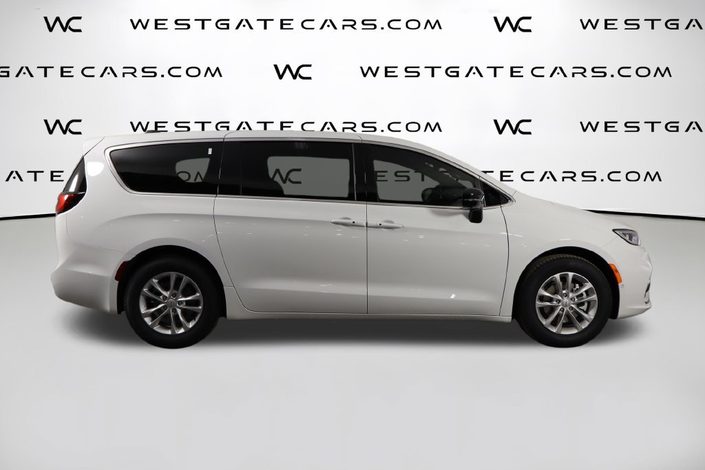 New 2026 Chrysler Pacifica Select FWD image 45