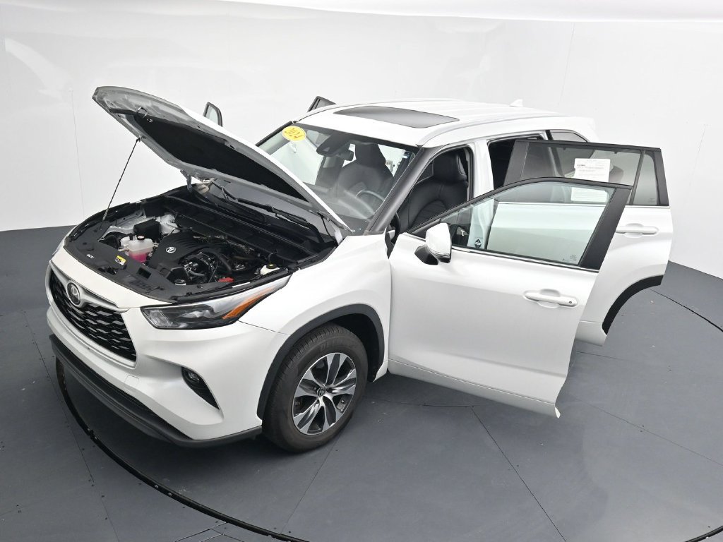 Used 2024 Toyota Highlander XLE FWD image 40