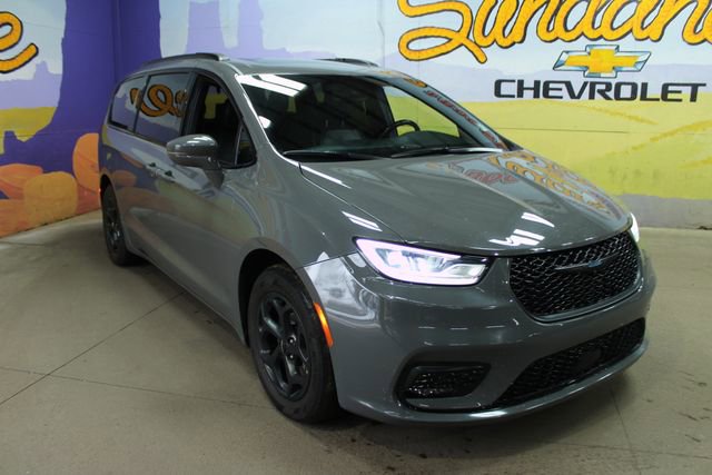 Used 2021 Chrysler Pacifica Limited w/ Uconnect Theater Family Group image 4