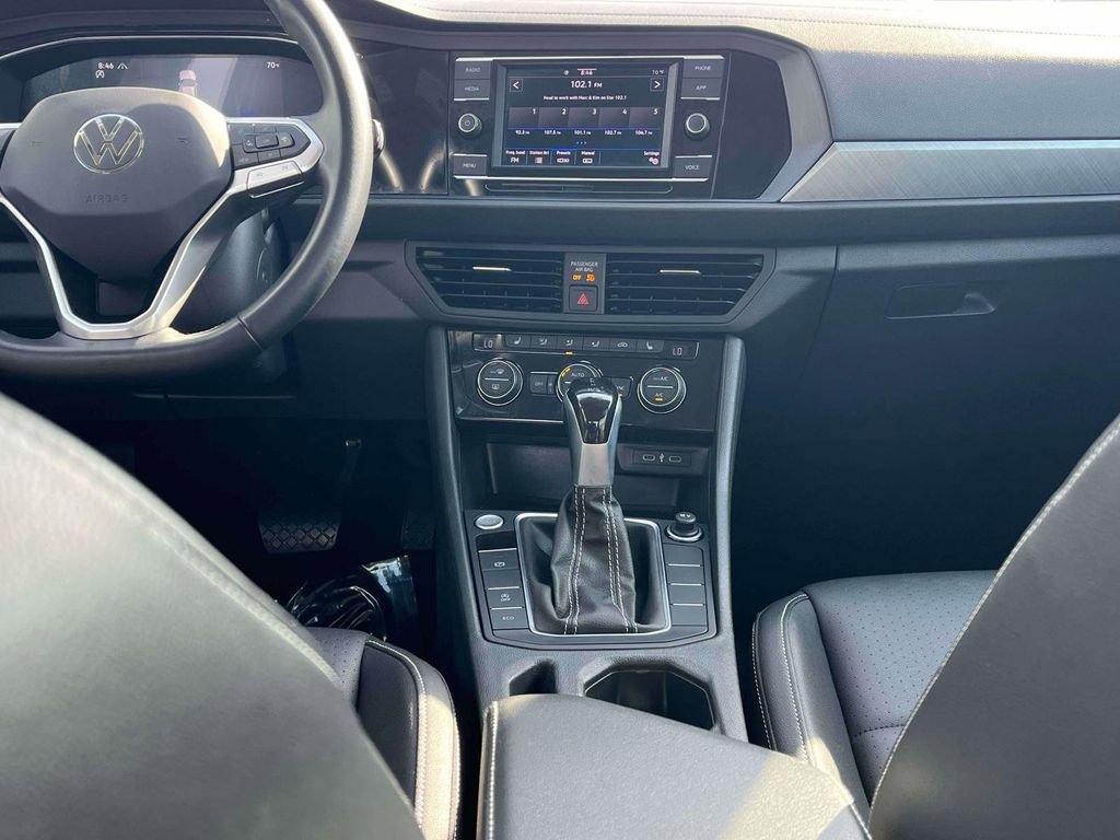 Used 2024 Volkswagen Jetta SE image 3