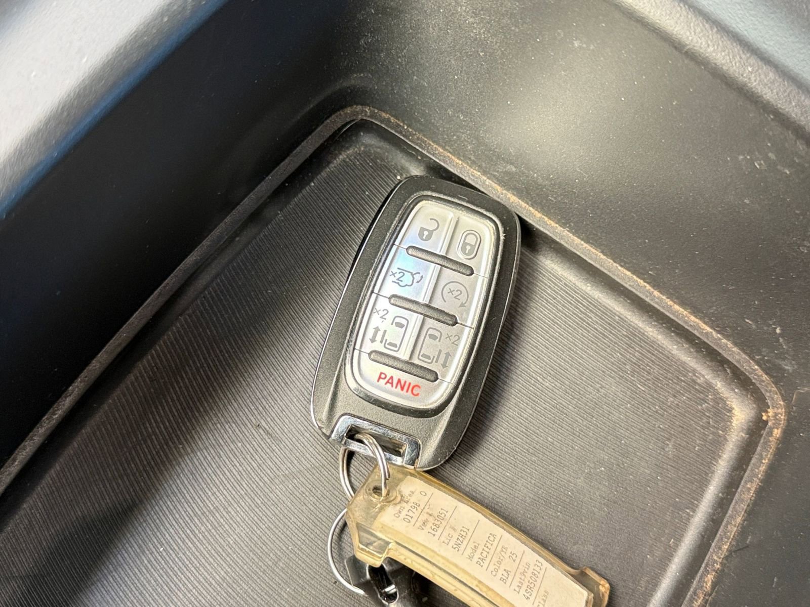 Used 2025 Chrysler Pacifica Select image 21