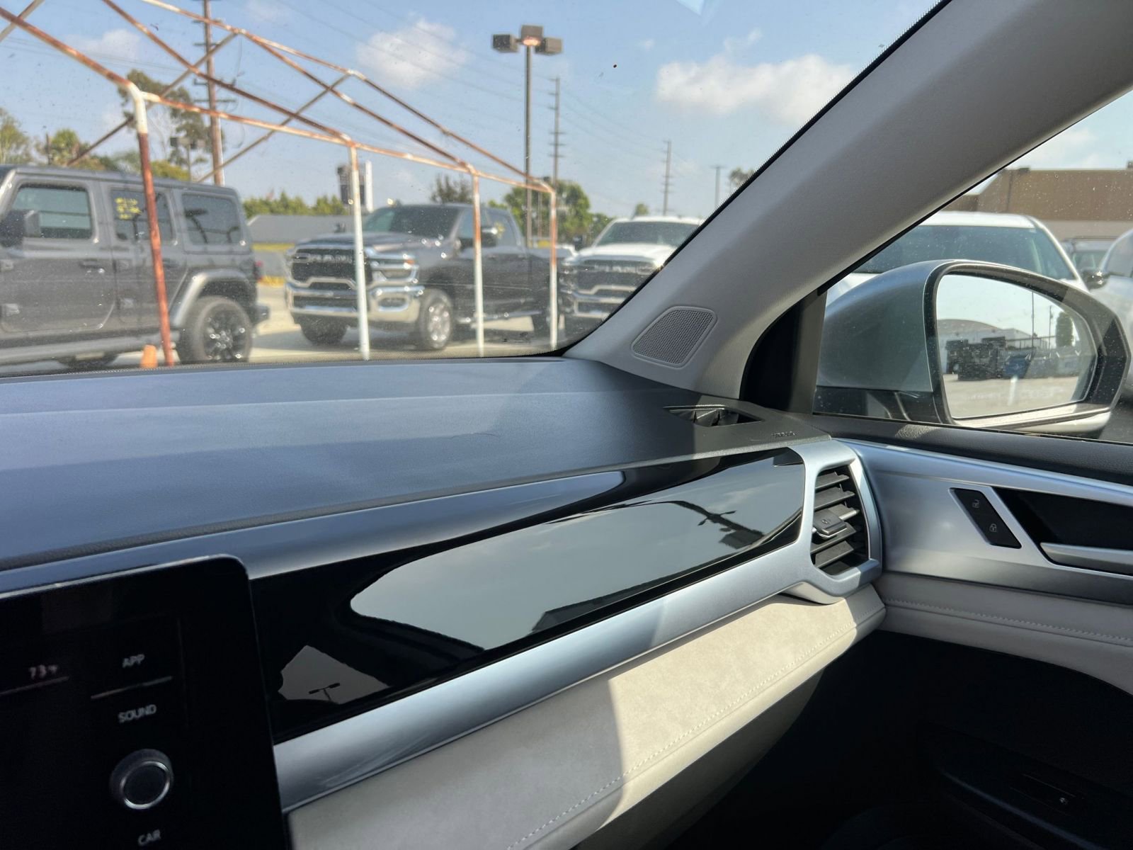 Used 2025 Volkswagen Taos SE FWD image 40